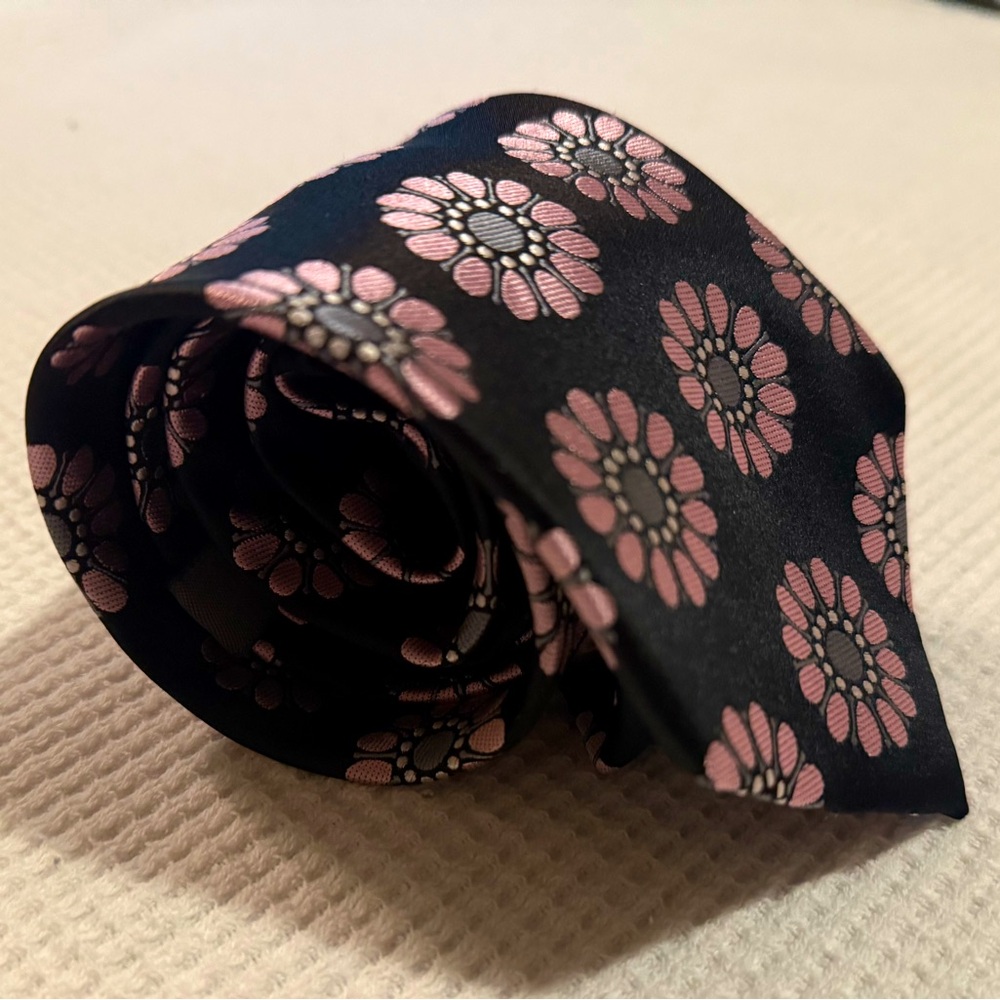Croft & Barrow Tie - Black with Pink Daisies - EUC